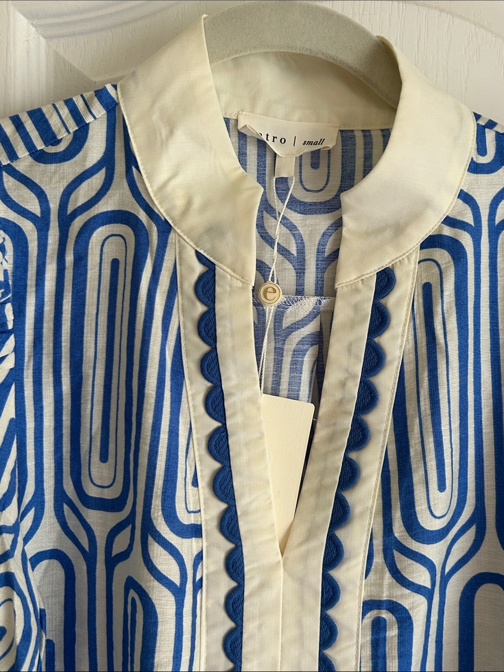 Entro Blue Geometric V-Neck Short Sleeve Top - NWT Small - Picture 3 of 6